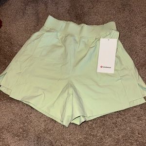 NWT Lululemon Stretch Women Relaxed-Fit HR Short 4”